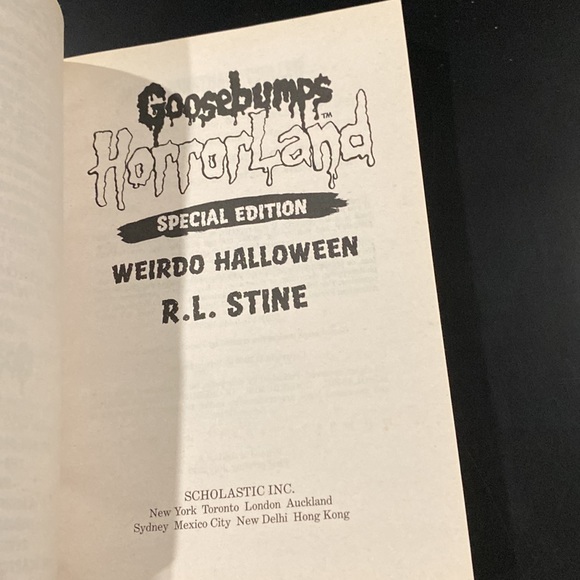 Goosebumps HorrorLand Special Edition #16: Weirdo Halloween by R. L. Stine - Picture 4 of 6